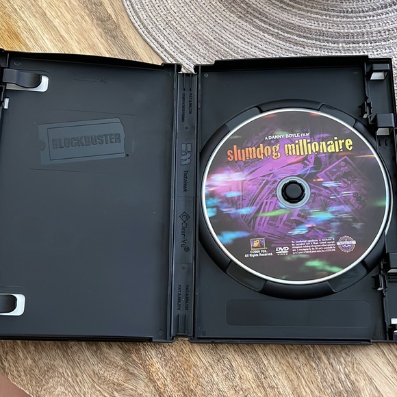 4/$25 Slumdog Millionaire DVD - Picture 3 of 4